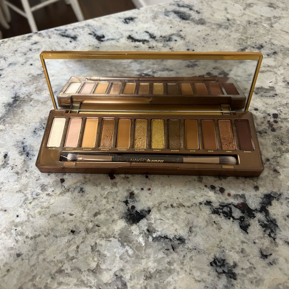 Urban Decay Honey-Toned Eyeshadow Palette in Metallic Gold - Picture 2 of 3